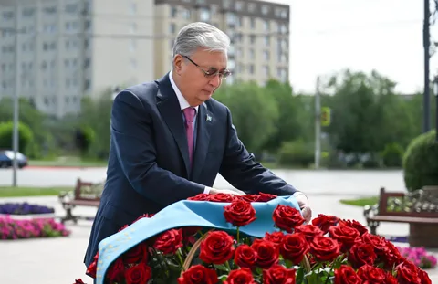 Токаев возложил цветы к мемориалу Алие Молдагуловой